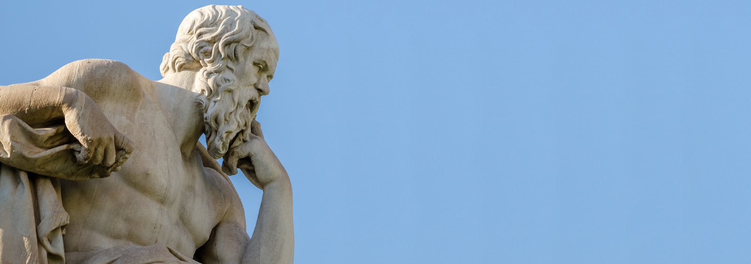 Marmeren beeld van Socrates tegen een blauwe hemel